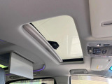 【サンルーフ】開放感たっぷりの希少装備、サンルーフが装着されています!車内に明かりを取り入れたり景色を楽しむ以外にも、車内の空気も簡単に換気できて快適です!