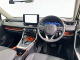 運転席まわりです。 各操作スイッチは使いやすい位置に配置されてます。
