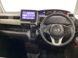 車内は光触媒抗菌消臭施工済です。スタイリッシュなデザインでスポーティなインパネ周りを演出します。グローブボックスやカップホルダーのほかにトレーなどたくさんの収納スペースが付いています。