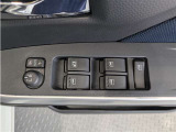 パワーウィンドウのスイッチですよ。 運転席に居ながら窓を開け閉めのコントロールできますよ。 ロック機能で、子供がイタズラして窓を開けるという事も無くなりますよ。