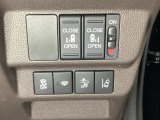 両側電動スライドドアは運転席から操作ができるよう、操作スイッチが付いています。Hondaセンシング用のVSA(ABS+TCS+横滑り抑制)解除と路外逸脱抑制機能のオンオフスイッチなどがあります。