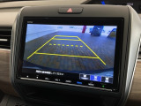 リバースギアに入れるだけで後方の表示へ切り替わります。夜間や雨の日の駐車も楽になりますよ。