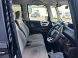 運転席、助手席ともに汚れなくきれいです。ドア内側にも目立った傷は見られません。