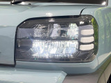 【LEDヘッドライト】悪天候や夜間走行時も良好な視界を確保し安心して運転できる高輝度LEDヘッドライトを装備!点灯速度が早く、消費電力も抑えられています。