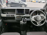 広々とした運転席周り!禁煙車です☆