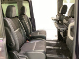 運転席・助手席の背もたれには、2列目シート用にカップホルダー付きの「格納式のシートバックテーブル」を装備しています。休憩時のちょっとした時間などカップを置いたり、小物置きに使えて便利です。