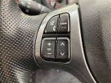 【ステアリングスイッチ付ハンドル】ナビゲーションに視線を移さず、ハンドルから手を離さず、運転に集中したまま手元でオーディオ操作できます♪