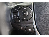 運転中に手を離さなくてもオーディオ操作やマルチインフォメーションディスプレイ内の表示切替が出来るステアリングスイッチ付です。走行中に視線を逸らさず出来る手元操作は安全運転につながります。