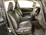 広い足元にゆったり座れるシートには肘掛けも装備しており長距離の運転でも疲れにくくなってます。女性でも運転がしやすいように、シートの高さ調整機能(シートリフター)がついています。