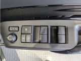 パワーウィンドウのスイッチですよ。 運転席に居ながら窓を開け閉めのコントロールできますよ。 ロック機能で、子供がイタズラして窓を開けるという事も無くなりますよ。