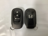 スマートキーを装備しています。鍵を差し込むことなくドアロックの開け閉めと、スタートボタン操作でのエンジンスタートができます。ボタン操作でトランクが開けられる電動テールゲートのボタンもついています。