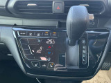 シフトレバーは簡単操作で運転もしやすくなっております。