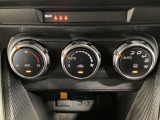 空調スイッチ類は最近流行のタッチパネル式ではなく、運転中でも直感的に操作できるダイヤル式を採用しております。