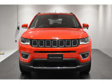 Jeep伝統の7スロットグリルが存在感ありますね。