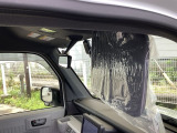 運転席サンバイザーを装備しており、日差しをしっかり遮って視界を確保。快適で安全なドライブをサポートします。