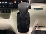 CVT車のセレクトレバーです。低速から高速まで、変速ショックのないスムーズな走りを実現するとともに、エンジン効率のよい領域を維持することで燃費にも貢献します。