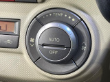 【オートエアコン】一度お好みの温度に設定すれば、車内の温度を検知し風量や温度を自動で調整。暑い&hellip;寒い&hellip;と何度もスイッチ操作をする必要はありません。快適な車内空間には必須の機能ですね♪