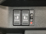 リアドアは乗り降りに便利な両側電動スライドドアです。また運転席に座っていながらスイッチ操作で自在にスライドドアを開け閉めできます。