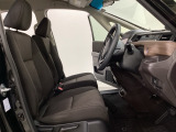 女性でも運転がしやすいように、シートの高さ調整機能(シートリフター)がついています。運転席と助手席の間が空いている為、助手席側への移動がスムーズです。交通量の多い道でも助手席側から乗り降りができます。