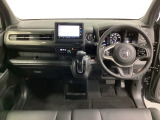 車内は光触媒抗菌消臭施工済です。スタイリッシュなデザインでスポーティなインパネ周りを演出します。グローブボックスやカップホルダーのほかにトレーなどたくさんの収納スペースが付いています。