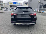 特徴的なコンビネーションランプを備えた力強いデザインの後ろ姿。