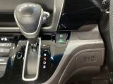 CVT車のセレクトレバーです。低速から高速まで、変速ショックのないスムーズな走りを実現するとともに、エンジン効率のよい領域を維持することで燃費にも貢献します。