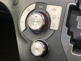 【オートエアコン】一度お好みの温度に設定すれば、車内の温度を検知し風量や温度を自動で調整。暑い&hellip;寒い&hellip;と何度もスイッチ操作をする必要はありません。快適な車内空間には必須の機能ですね♪