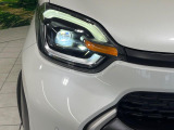 【LEDヘッドライト】悪天候や夜間走行時も良好な視界を確保し安心して運転できる高輝度LEDヘッドライトを装備!点灯速度が早く、消費電力も抑えられています。