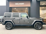 台形ホイールアーチはJeep伝統のデザインです。採用している理由は諸説ありますが、オフロードを走行する際にタイヤとボディが干渉しあわないよう配慮した作りにするためとなります。