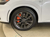 オレンジキャリパー(フロントLEXUSロゴ)装着でよりF SPORTらしい印象になっております。