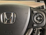 ハンドルにHondaセンシング系のクルーズコントロールやレーンキープアシストなどの操作スイッチが装備されています。ハンドルから手を離さず安全に操作できます。
