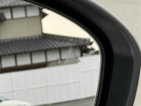 【BSW(後側方車両検知警報)/ブラインドスポットワーニング】隣接レーンのクルマを検知した場合、ドアミラー周辺に設けられたインジケーターを点灯したり音が鳴ったりしてお知らせします。