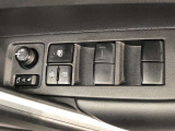 パワーウィンドウのスイッチです。 運転席にいながら助手席や後席の窓を開け閉めできるので、大変便利です。