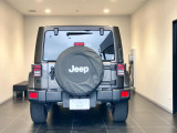 後方から見ると特徴のあるテールランプシンプルにjeepエンブレムが付いてきます。