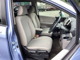 ウォークスルーが出来るセパレートシートの運転席は、シートハイトアジャスターが付いています。