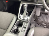 運転席からも助手席からも自由に使えるドリンクホルダー付。