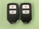 スマートキーを装備しています。鍵を差し込むことなくドアロックの開け閉めと、スタートボタン操作でのエンジンスタートができます。スペアキーも同じものを用意しております。