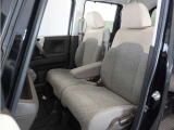 運転席と助手席は足元が繋がっているので自由に行き来しやすいので駐車場が狭いときでも助手席側からスムーズに乗り降りできて便利!