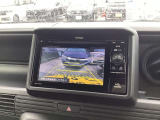 【バックカメラ】運転が苦手な方も車庫入れラクラク。ギアをリバースに入れれば自動的に切り換わりますので、面倒な操作は不要です。狭い駐車場も大切なお車を傷つけず安心です。