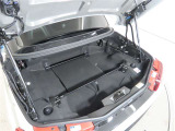 スポーツカーでも日常使いには、十分な積載容量のあるトランクスペースです!