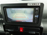 後退時に車両の後ろ側をモニター画面に表示します。車庫入れなどでバックする際に後方確認ができて便利です。車庫入れが苦手な人もこれで安心。