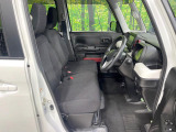 運転席まわりには十分なスペースがあり、大柄な方でもゆったり運転していただける環境です。