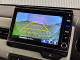 【バックカメラ】リバースにするだけで映ります、後方の安全確認や、狭い駐車場での車庫入れ、雨の日や夜間など視界の悪い時に便利です!安全にバックする為には欠かせない装備です。