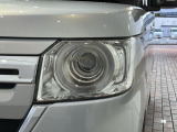 LEDヘッドライトは、点灯の瞬間から最大光量を発揮し、突然暗くなるトンネルなどでの安定感を高めます。