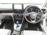 運転席からの視界はこんな感じです☆お気軽にご来店いただき、実際に座って是非お確かめください。ドライバーに寄り添う快適な操作フィールをもたらすステアリングです。