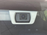 【アイサイトVer3】前方の車両等を検知し、衝突しそうな時は警報で注意を促し、ブレーキを踏む力をサポート。ブレーキを踏めなかった場合は衝突被害軽減ブレーキが作動、衝突回避をサポートします。