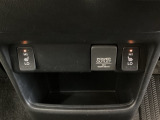 前席の左右別々のシートヒータースイッチが付いています。HiとLoの2段階で温度設定ができます。 スイッチの間にはアクセサリーソケットがついており、周辺には物が置けるボックスがついています。