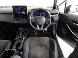 革巻きステアリングで快適な操作性の運転席です。