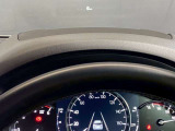 【アクティブ・ドライビング・ディスプレイ】フロントガラスにルートや車速などの情報を表示し、ドライバーの視線移動と、焦点調整の 時間をさらに短縮する事で、わき見のリスクを低減し ます。