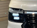 【LEDヘッドライト】悪天候や夜間走行時も良好な視界を確保し安心して運転できる高輝度LEDヘッドライトを装備!点灯速度が早く、消費電力も抑えられています。